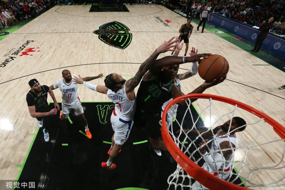 她展现了年 她展现了年